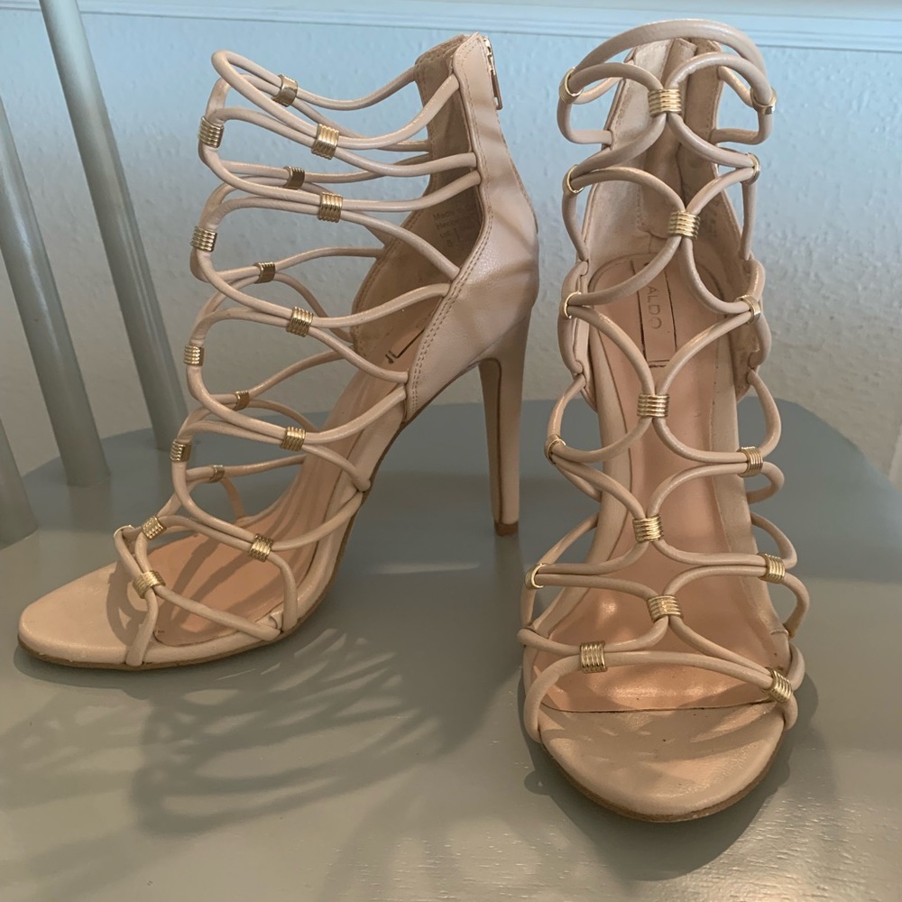 ALDO Tan Strappy Leather stills to heels with gold link open toe